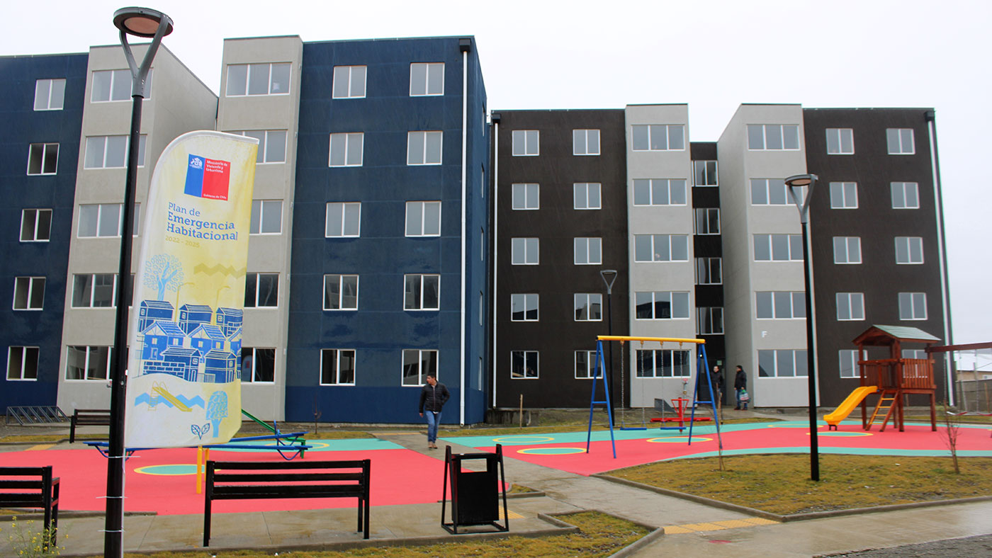 128 familias reciben las llaves de sus nuevas viviendas en el condominio Tierra Austral II en Punta Arenas