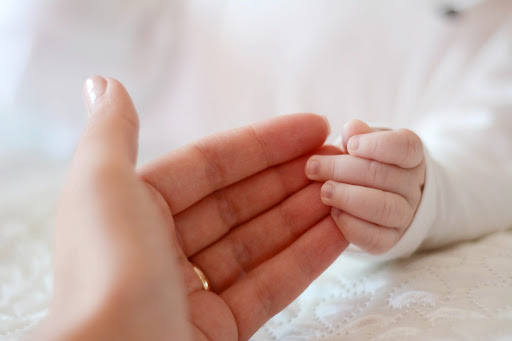 Apelan anuncio del SernameEG sobre separación forzosa arbitraria de la mujer de su hijo