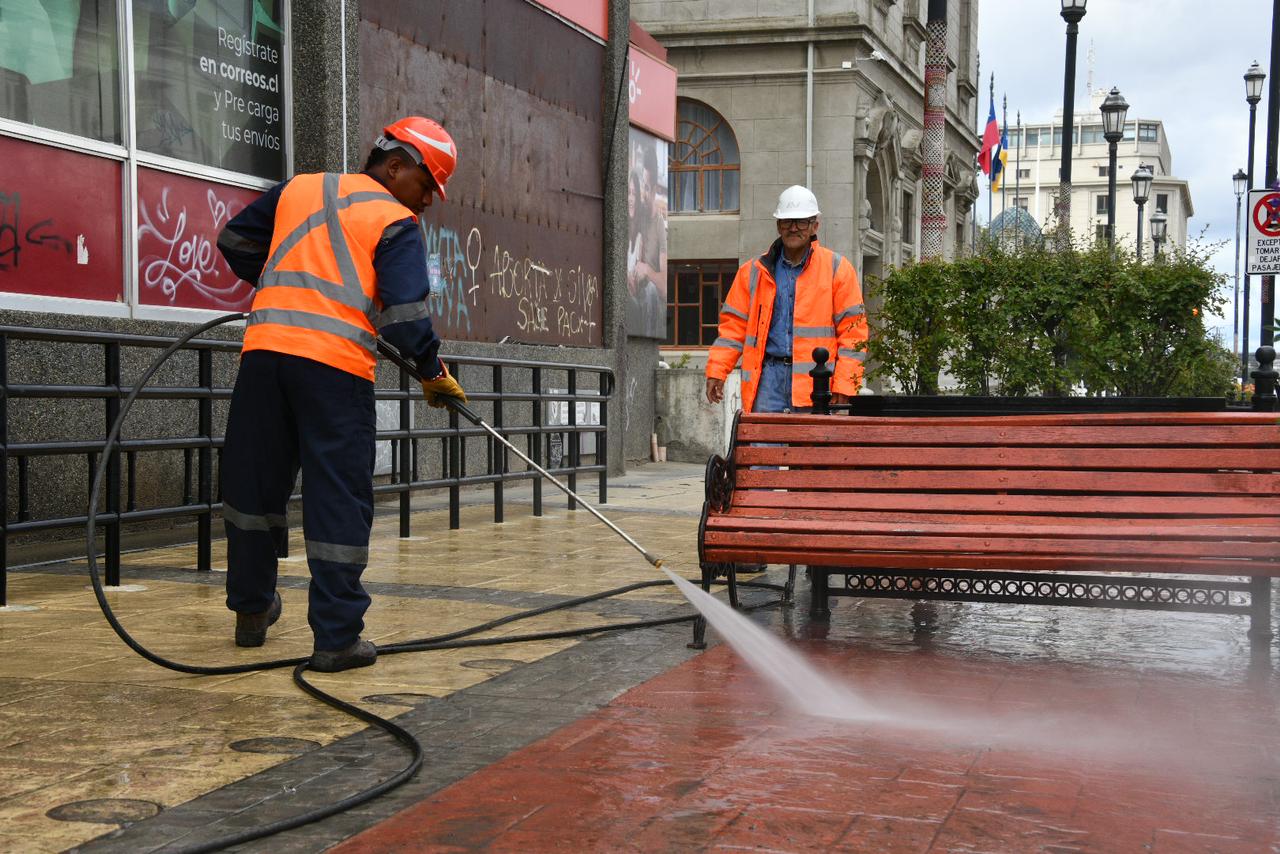 Comienza la limpieza de aceras en el centro de Punta Arenas