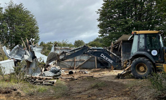 Desmantelan ocupación ilegal en Punta Arenas mediante el uso de maquinaria pesada