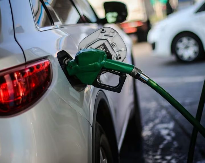 En una sorpresiva baja de precios, las bencinas experimentaron una disminución significativa