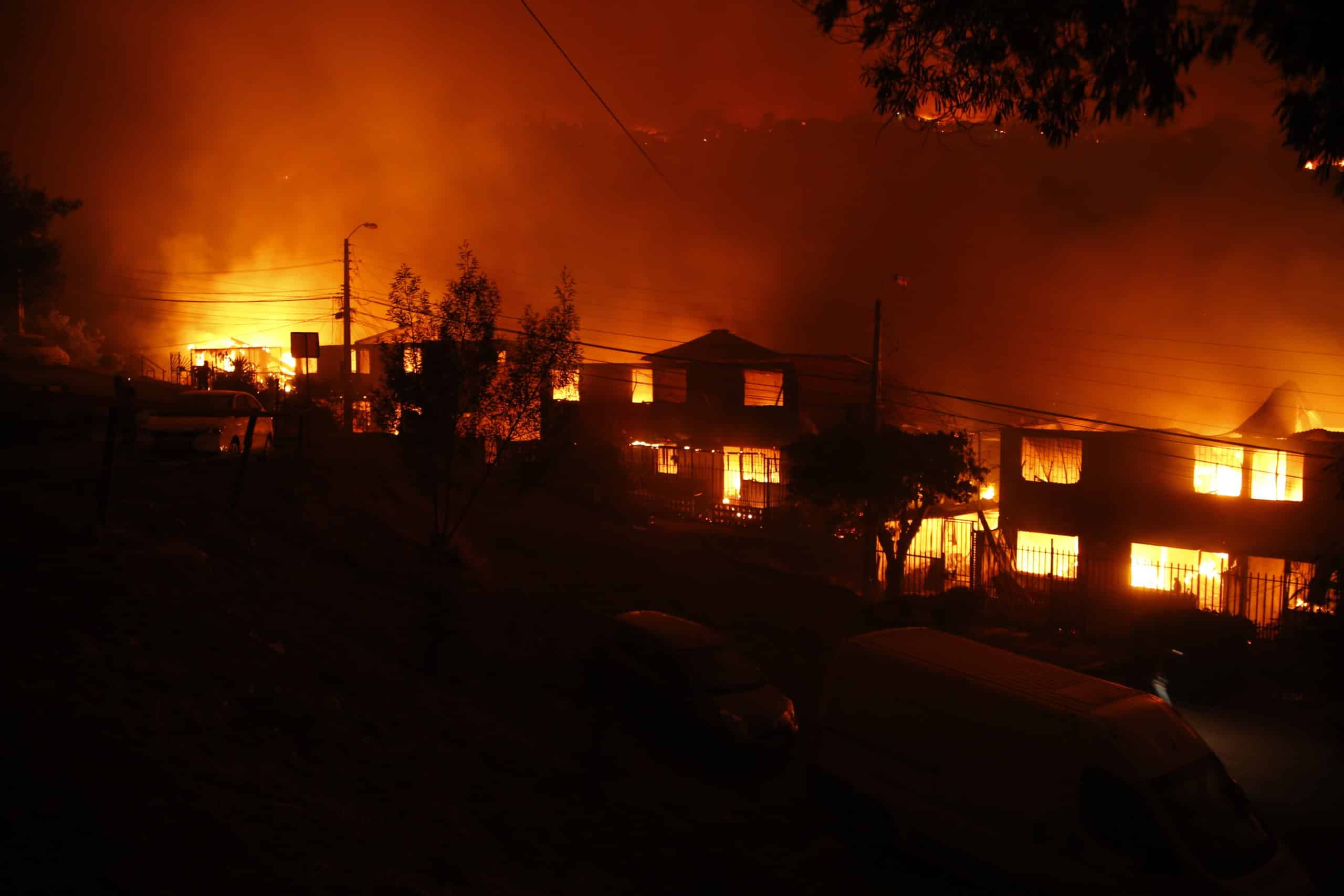 Aumenta a 100 el número de víctimas fatales por los devastadores incendios en la Región de Valparaíso