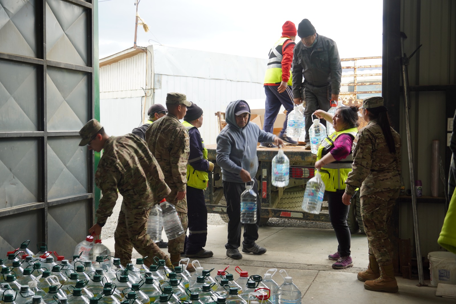Cerca de 5 mil donaciones y 6 mil litros de agua fueron recaudados en Natales para enviar ayuda a Valparaíso